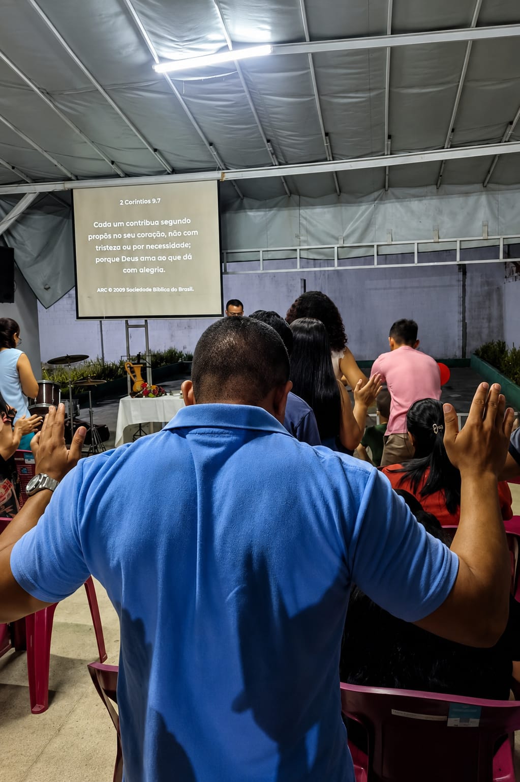 Membros da IPRV em oração durante um culto