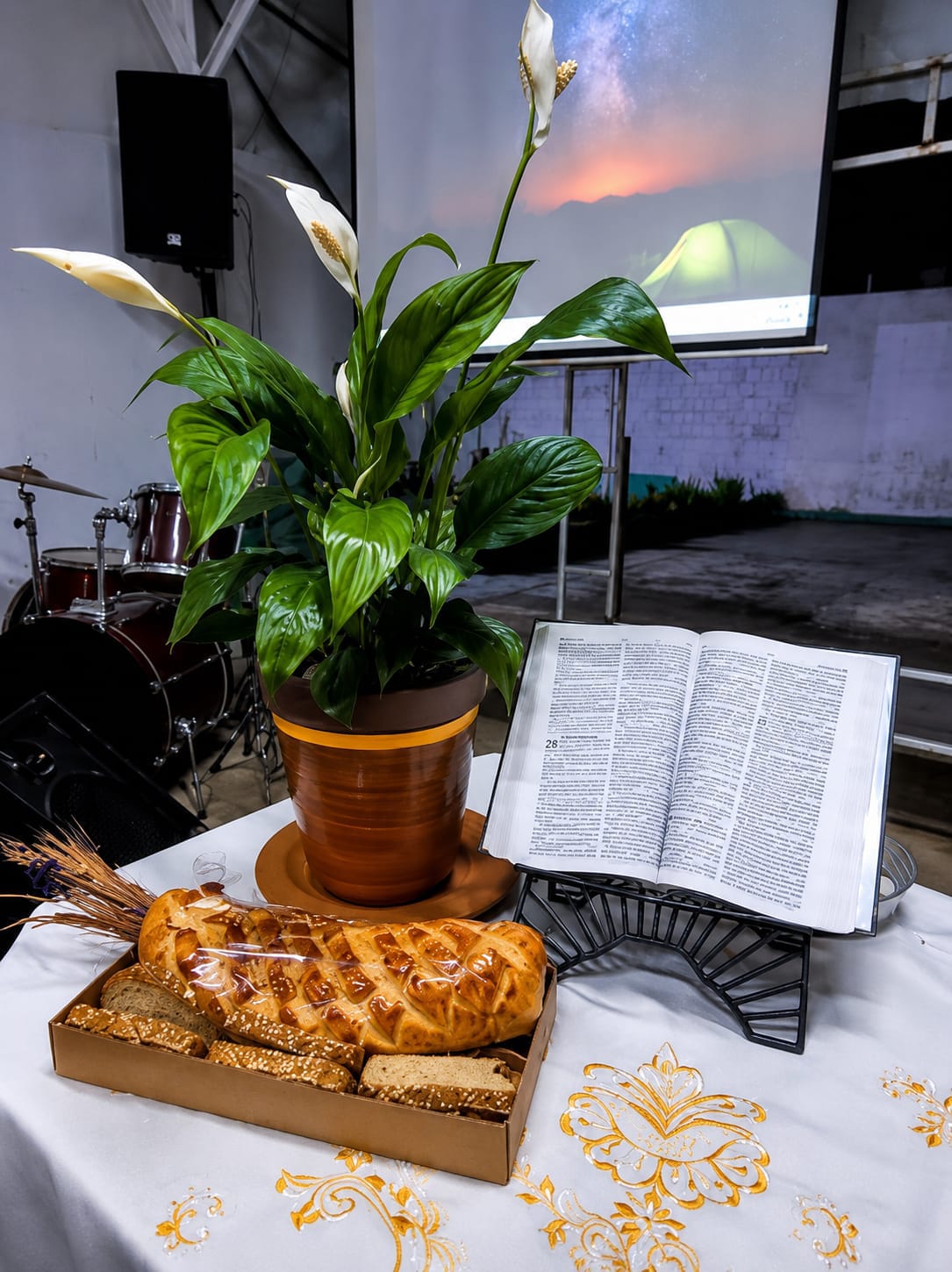 Mesa preparada para a Ceia do Senhor com Bíblia aberta e pão